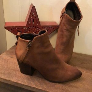 NWOT LEATHER STEVE MADDEN BOOTIES